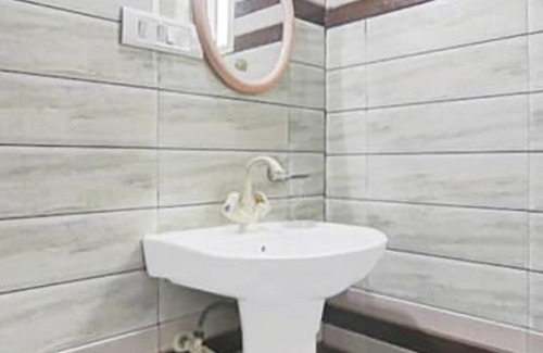 Noida Hotel | Roomshala 082 Hotel Noida Empire