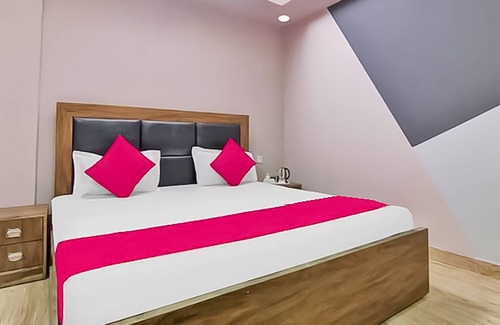 Delhi Hotel | Roomshala 121 Hotel Classic