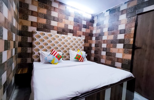 New Delhi Hotel | Roomshala 122 Hotel park view