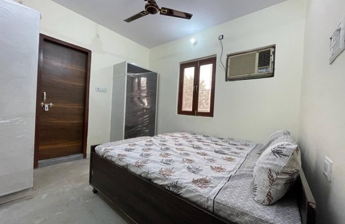 Tilak Nagar Hotel | Roomshala 125 Hotel Maharaja