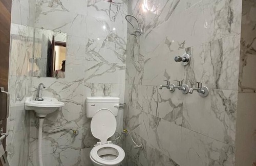 Tilak Nagar Hotel | Roomshala 125 Hotel Maharaja