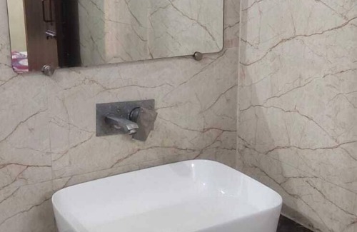 Tilak Nagar Hotel | Roomshala 125 Hotel Maharaja