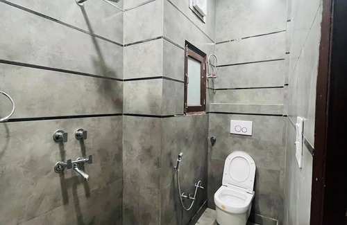 New Delhi Hotel | Roomshala 152 Hotel Sukoon