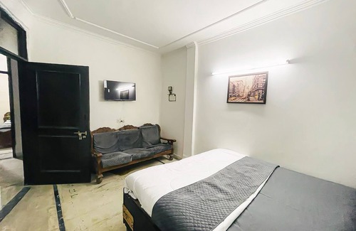 Malviya Nagar Hotel | Roomshala 170 Hotel Aura