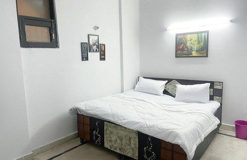 Malviya Nagar Hotel | Roomshala 170 Hotel Aura