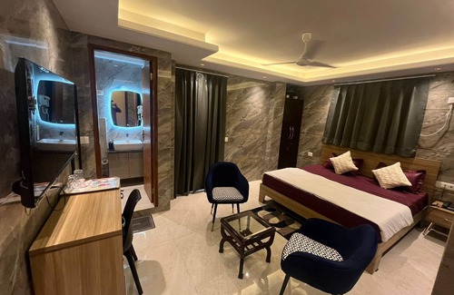 Lajpat Nagar Hotel | Roomshala 180 Divine Residency