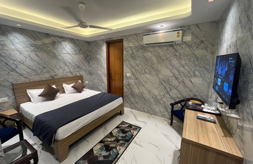 Lajpat Nagar Hotel | Roomshala 180 Divine Residency