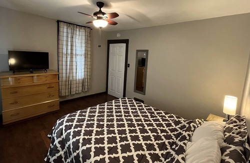 The Hill House | Roomy 1 Br House on The Hill! Mins to Attractions