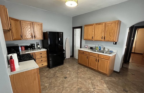 The Hill House | Roomy 1 Br House on The Hill! Mins to Attractions
