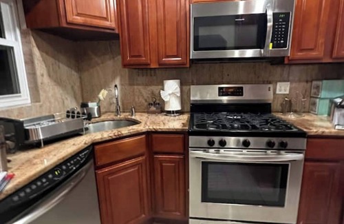 North Valley Stream House | Roomy 4BR 8 min to JFK
