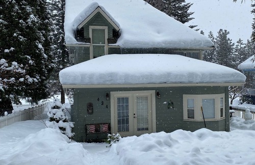 McCloud House | Roomy and fabulous home in the heart of historic Downtown McCloud!