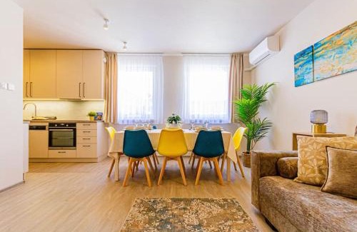 Ferencvaros Apartment | Roomy apartment 80sqm at city center FREE PARKING space, AC & balcony, Separate AC in all four rooms