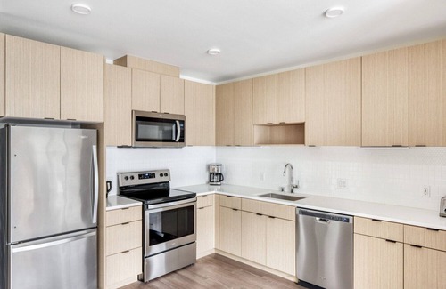Judkins Park Apartment | Roomy Central District 1BR w/Gym & BBQ, nr downtown, by Blueground