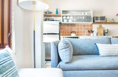 Yamacraw Village Condo | Roomy Hip 2BR in the Heart of Downtown Savannah