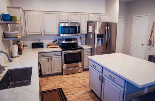 Power Ranch House | Roomy & Remodeled Modern Hacienda—5 bd 3.5 ba, 2 Masters and 3 kings!