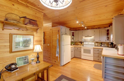 Mountain View Cabin | Roomy Riverfront 'Trout Valley Cabin' w/Porch!