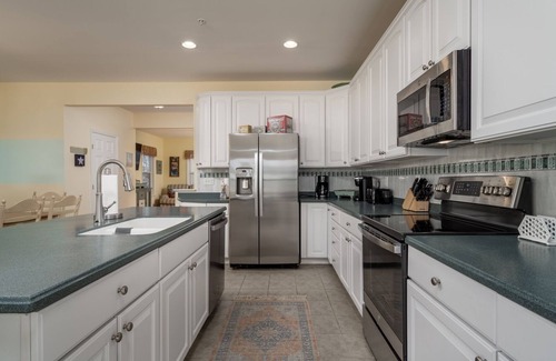 Sunset Island House | Roomy Townhouse, close to the POOLS, 6 Beach Chairs, FREE Linen & Towel Package!
