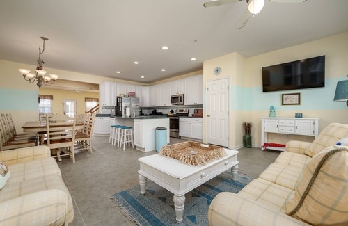 Sunset Island House | Roomy Townhouse, close to the POOLS, 6 Beach Chairs, FREE Linen & Towel Package!