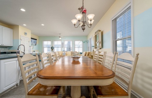 Sunset Island House | Roomy Townhouse, close to the POOLS, 6 Beach Chairs, FREE Linen & Towel Package!