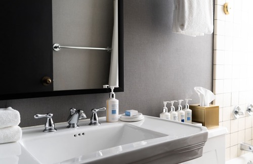 Downtown Baltimore Hotel | Roomza Inner Harbor at Lord Baltimore