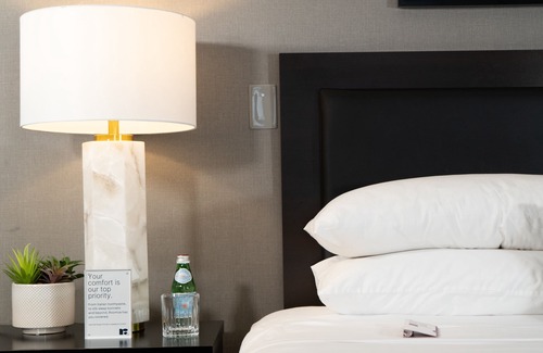 Downtown Baltimore Hotel | Roomza Inner Harbor at Lord Baltimore