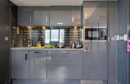 Chester Apartment | Roomzzz Chester City