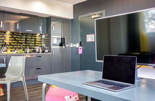 Chester Apartment | Roomzzz Chester City