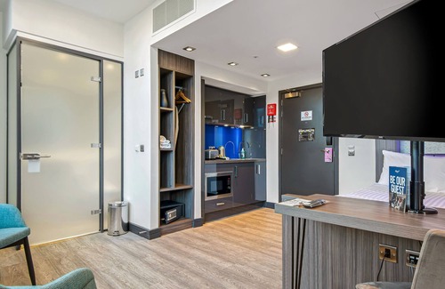 Manchester City Centre Apartment | Roomzzz Manchester Victoria