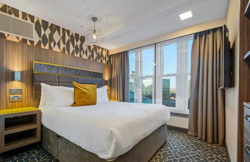 Manchester City Centre Apartment | Roomzzz Manchester Victoria
