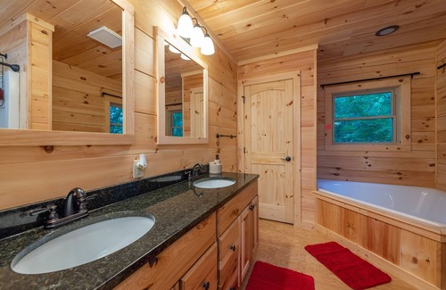 Fairview House | Rooster Nest New Spacious Cabin 69