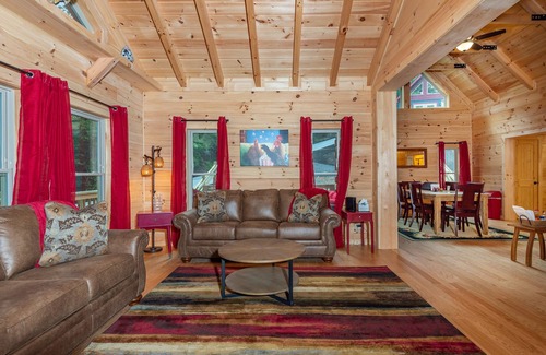 Fairview House | Rooster Nest New Spacious Cabin 69