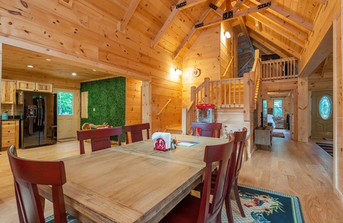 Fairview House | Rooster Nest New Spacious Cabin 69