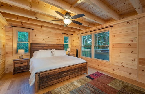 Fairview House | Rooster Nest New Spacious Cabin 69