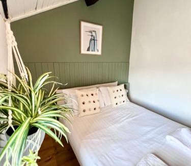Chinatown Apartment | Ropewalks City Centre Apartment with Roof Terrace