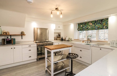 Thornton Dale Cottage | RORTY CRANKLE, pet friendly, with open fire in Thornton Dale