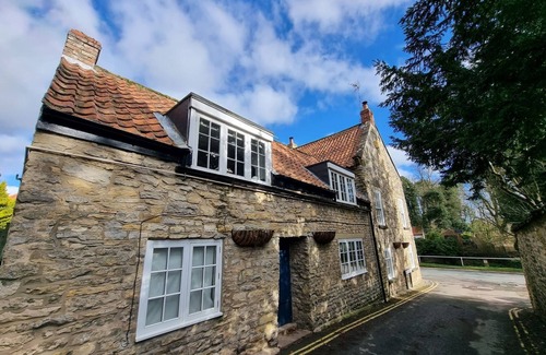 Thornton Dale Cottage | RORTY CRANKLE, pet friendly, with open fire in Thornton Dale
