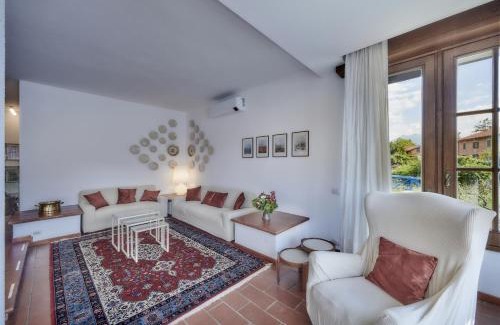Lierna Villa | Rosa