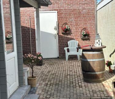 Zandvoort Apartment | Rosa's Cottage, garden and free parking