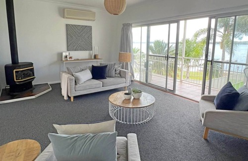 Bonnells Bay House | Rosalinds Retreat on the water