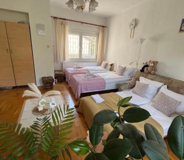 Alsorakos Apartment | Rose Apartment with Garden & free parking