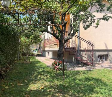 Alsorakos Apartment | Rose Apartment with Garden & free parking