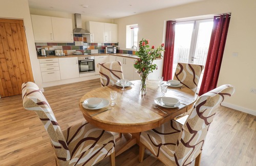 Ardens Grafton Cottage | ROSE COTTAGE, family friendly, with a garden in Welford-On-Avon
