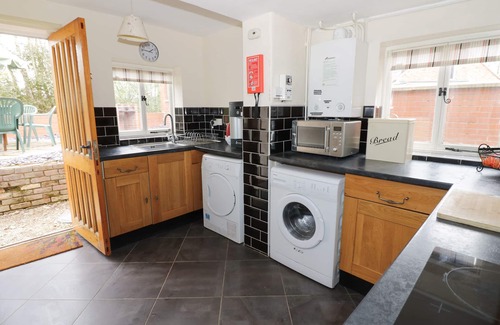Upton upon Severn Cottage | ROSE COTTAGE, family friendly, with a garden in Upton Upon Severn