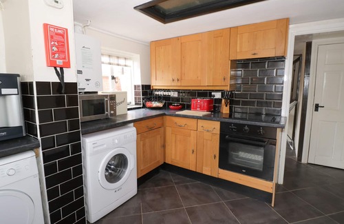 Upton upon Severn Cottage | ROSE COTTAGE, family friendly, with a garden in Upton Upon Severn