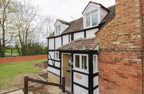Upton upon Severn Cottage | ROSE COTTAGE, family friendly, with a garden in Upton Upon Severn