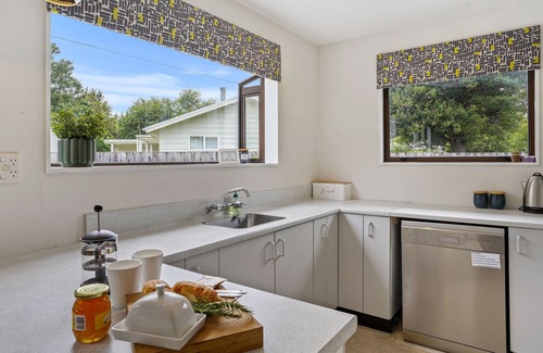 Lake Coleridge House | Rose Cottage - Lake Coleridge Holiday Home