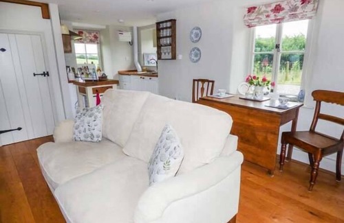 Monmouth Cottage | ROSE COTTAGE, pet friendly, character holiday cottage in Welsh Newton