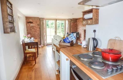 Monmouth Cottage | ROSE COTTAGE, pet friendly, character holiday cottage in Welsh Newton