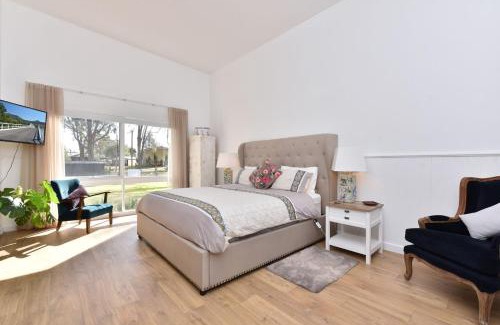 Broke House | Rose Cottage Studio Romantic or Solo Getaway. Spa, Games Room