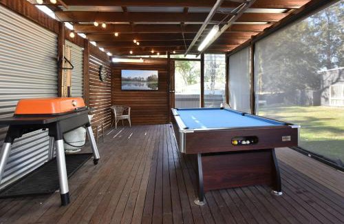 Broke House | Rose Cottage Studio Romantic or Solo Getaway. Spa, Games Room